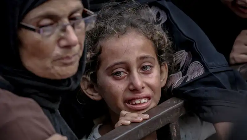 Gazze'de Açlık Savaşları: İsrail Askeri Yemekleri Toprağa Gömüyor