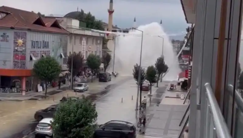 Su Hattı Borusu Patladı: Şehri Suya Gark Eden Olay
