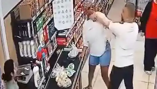 Markette Kasa Sırasında Gerilim Dolu Anlar: Kadına Saldırı Şok Etti