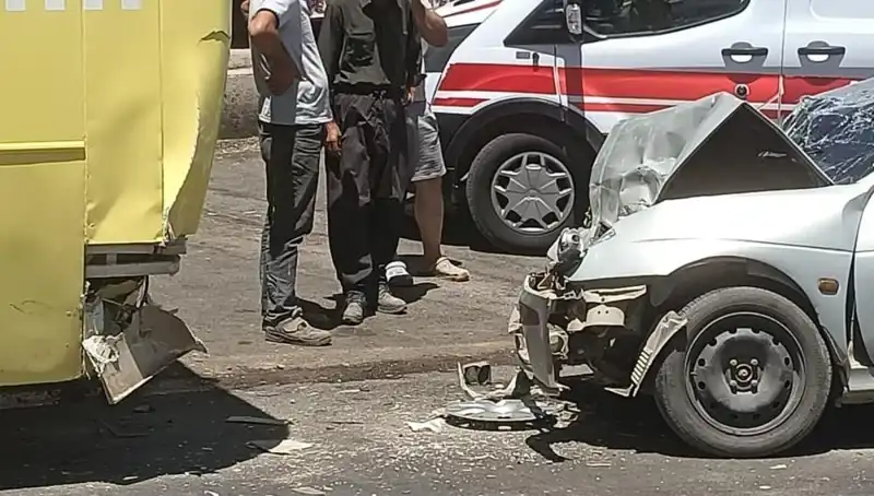 Halk Otobüsü ile Otomobil Çarpıştı: Korkutan Kaza!
