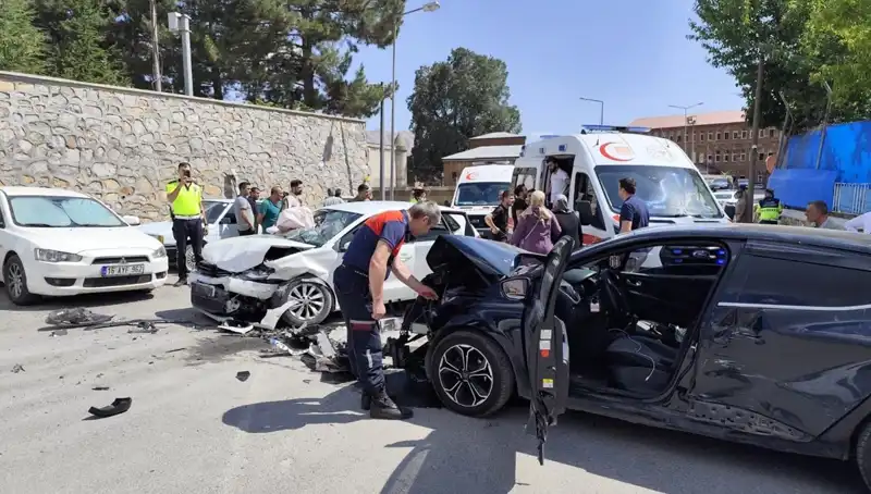 Bitlis'te Trafik Kazası: Otomobiller Çarpıştı, 10 Kişi Yaralandı