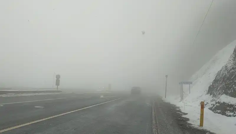 Bolu Dağı'nda Yoğun Kar ve Sis, Ulaşımı Zorluyor: Neler Oluyor?