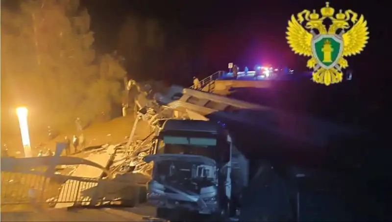 Rusya'da İki Köprü Çöktü: Raydan Çıkan Tren Faciası!
