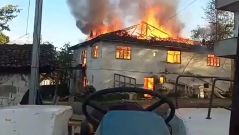 İki Katlı Evde Çıkan Yangın Alevleri Gökyüzünü Kırmızıya Bürüdü